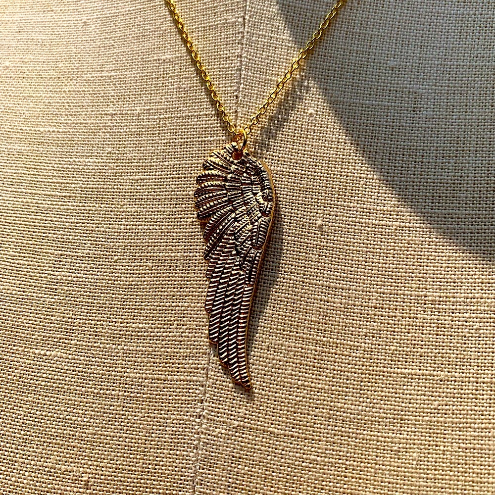 NWT Sterling Silver Plated Chain & large Wing Alloy Metal Charm Necklace